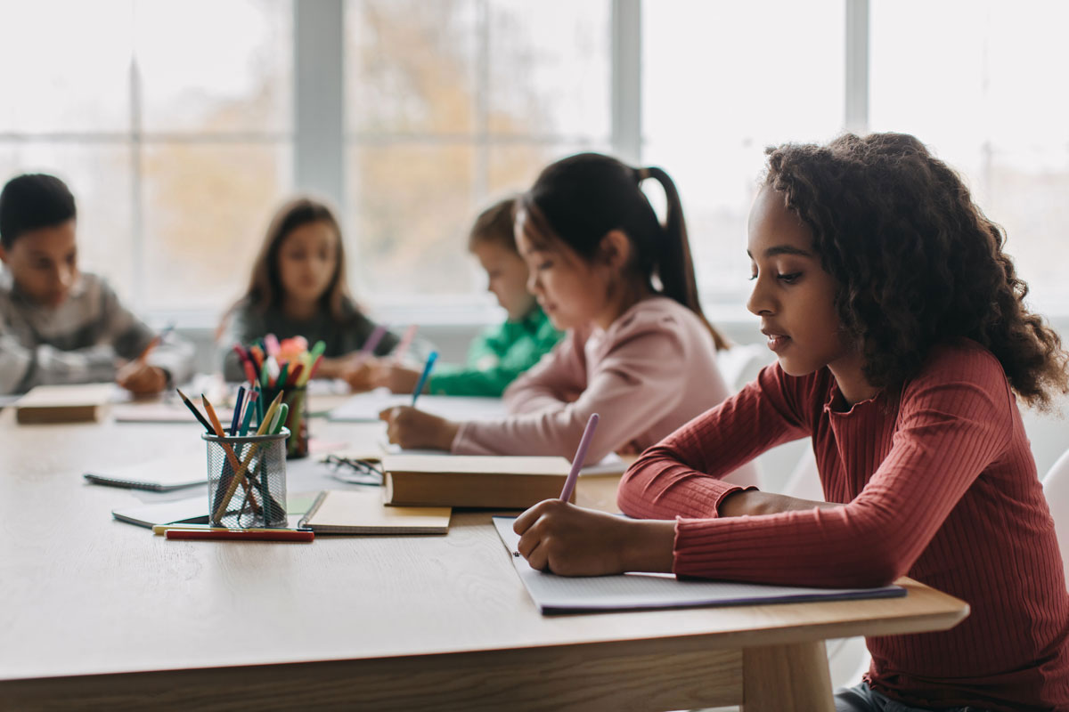 Groupe Enfants Dessine En Classe