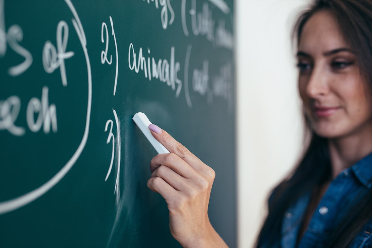 Professeur Donne Cours Anglais Tableau