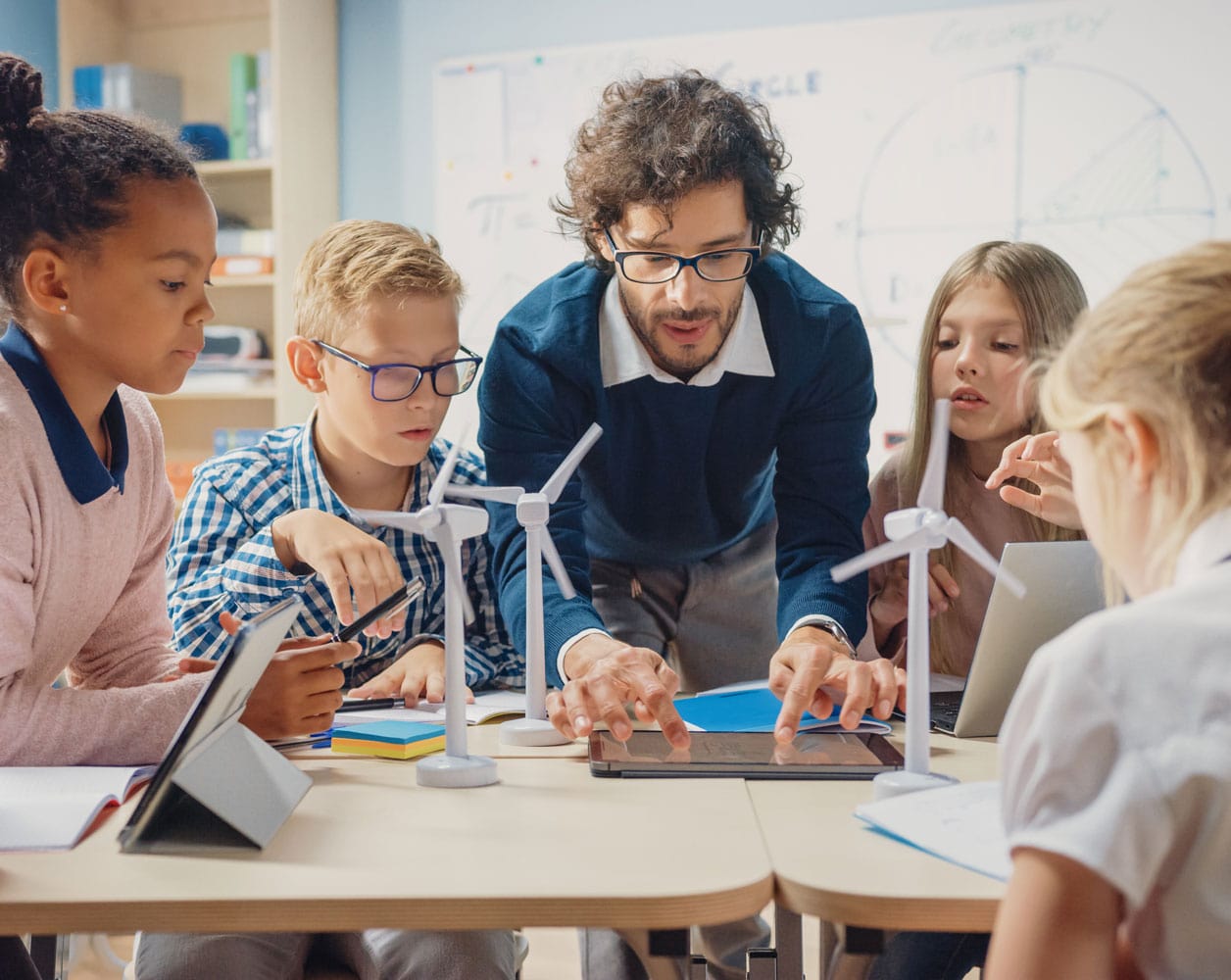 Professeur Sciences En Classe Avec Eleves Elementaires