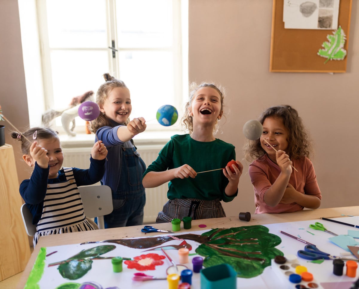 Enfants En Maternelle Font Du Bricolage